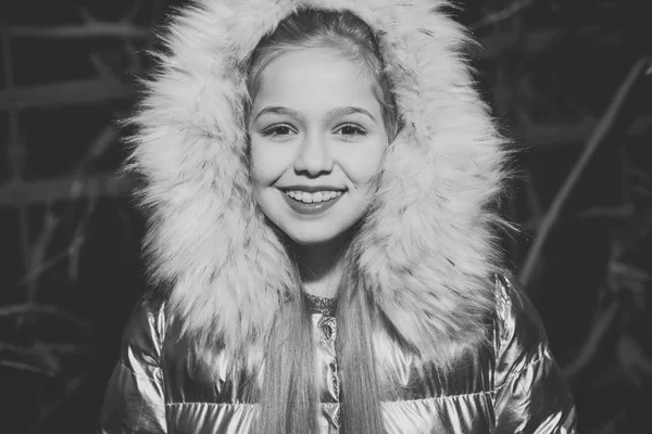 겨울에 큰 모피 후드에 귀여운 소녀 — 스톡 사진