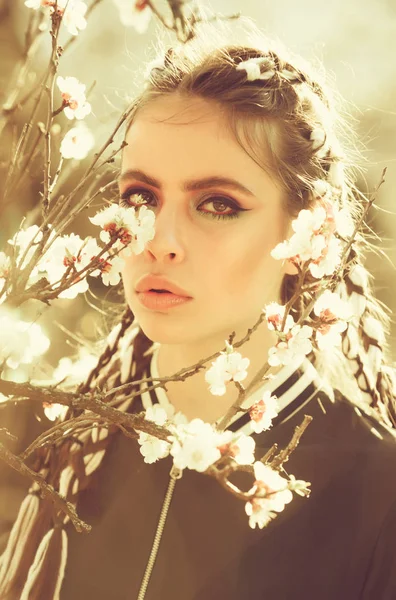 Kvinna i vackra våren blomma blomma i trädgården — Stockfoto