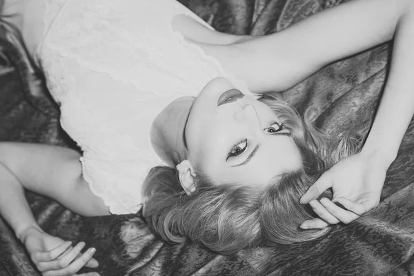 Kırmızı arka plan, retro üzerinde güzel kadın