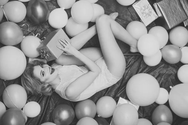 Menina com caixa de presente e balões de ar — Fotografia de Stock