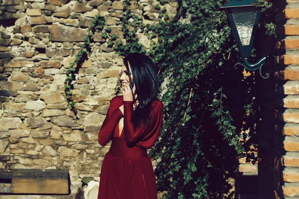 Femme en robe rouge de plein air — Photo