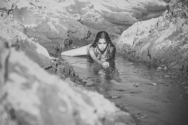 身体健康的妇女在水中放松身心 — 图库照片