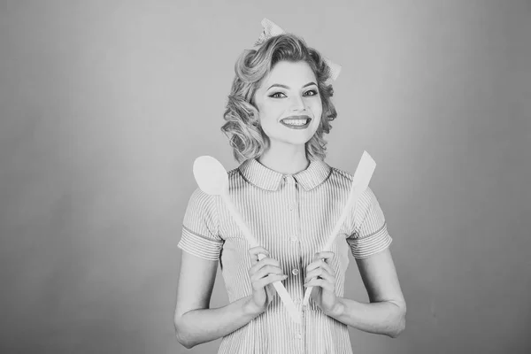 Housekeeper with kitchen utensil, household. — Stock Photo, Image