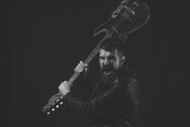 Sakallı kızgın adam tutun müzik aleti