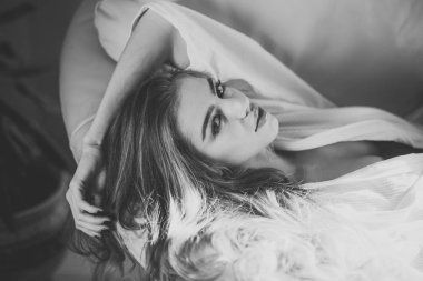 Işık ve gölge ile bornoz dalgın yüzüne bayanla