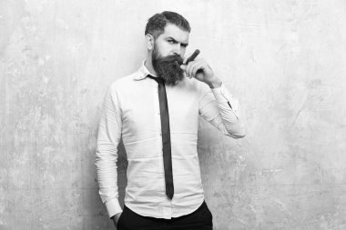 puro ciddi bir yüz yasaktır puro üzerinde sakallı adam