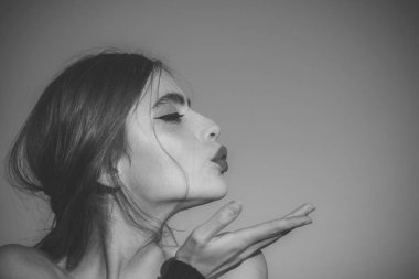 güzel bir kadın modeli poz ve darbe mavi gökyüzü arka planda, kopya alanı öpücük