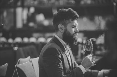 Adam iç bar veya restoranda şarap tadımı