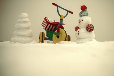 Kardan adam ve kar xmas ağacı üzerinde beyaz gökyüzü