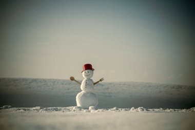 Noel kardan adam çay bardağı sıcak şarap ile kitap okumak