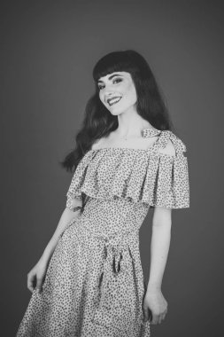 Kadınlık ve cazibe kavramı. Makyaj ile çekici ve güzel kadın.