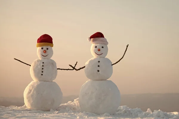 Sneeuwpop paar buiten. — Stockfoto