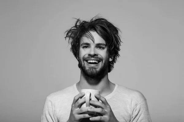 Uomo sorridente con tazza di tè o caffè — Foto Stock