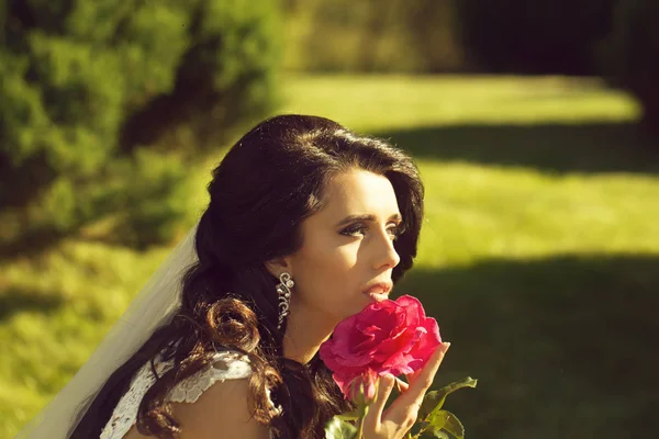 Donna nuziale in velo e vestito con fiore di rosa rossa — Foto Stock