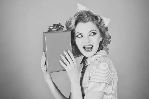 Mooie vrouw met gift box in handen glimlachen — Stockfoto