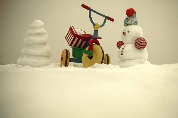 白い空に雪だるまと雪のクリスマス ツリー — ストック写真