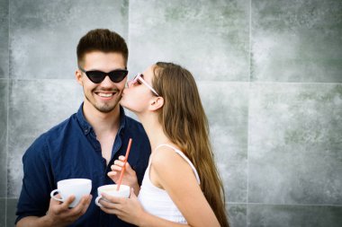 Sıcak bir şeyler sipariş ve rahatla. Çift aşk açık kahve iç. İki kadın ve erkekle kahve fincanı. En iyi kahve Tarih zevk. Kız ve erkek arkadaşı espresso veya ikinci içki var