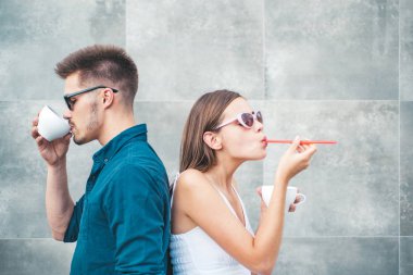 Kahve molaları, günün her saatinde olabilir. İki kadın ve erkekle kahve fincanı. Kız ve erkek arkadaşı espresso içki iç. En iyi kahve Tarih zevk. Kaç aşk içki kahve açık içinde