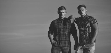 Adam İkizler atletik vücut, aile değerleri ile.