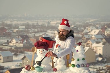 Hipster beyaz üniformalı kepçe ile