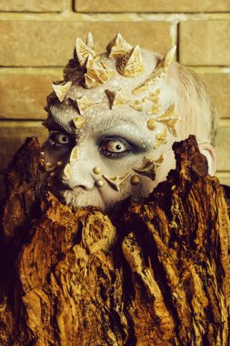 Cin kafasına boynuzlarıyla