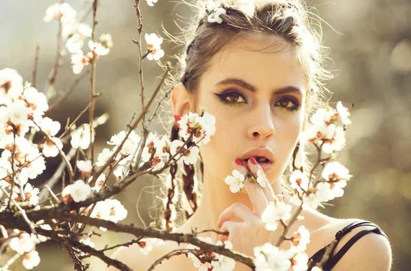 Girl and flowerss — Stock Photo, Image