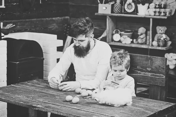 Vader en kind paaseieren schilderen. — Stockfoto