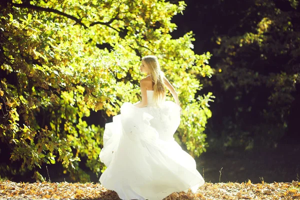 Sposa in bel vestito all'aperto — Foto Stock