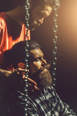 Kuaför stilleri sakallı adama