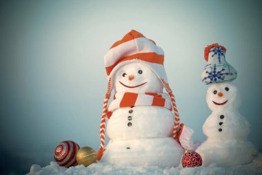 Gülen yüzler üzerinde mavi gökyüzü ile iki kar heykeller