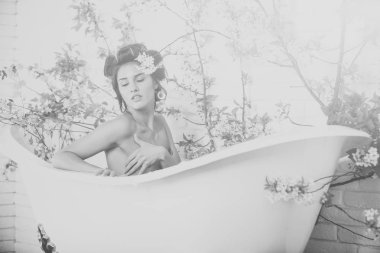 Çiçek Spa'da rahatlatıcı aşağı arayan kadın