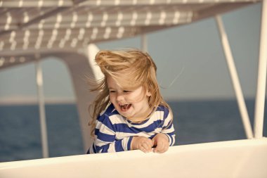 Yelkenli Yat üzerinde sevimli gülümseyen mutlu yüz çocukla çocuk