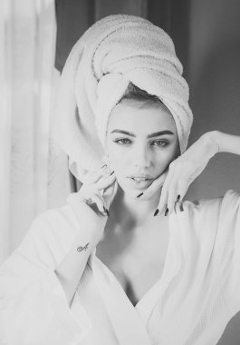 Havlu kafa rahatlatıcı, spa ya da duş sonra kızla.