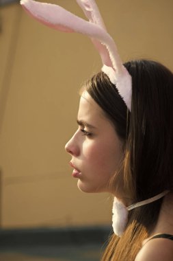 Paskalya kadın profili bej renkli arka plan üzerinde poz