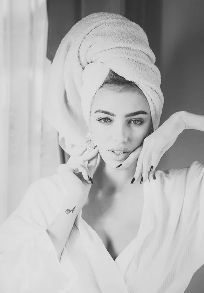 Mädchen mit Handtuch auf dem Kopf entspannend, nach dem Bad oder Dusche. — Stockfoto
