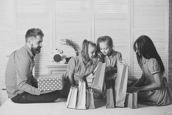家庭购物与庆典概念 — 图库照片