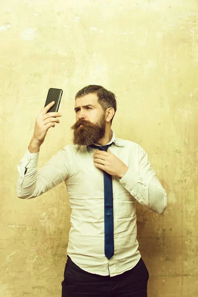 Manager oder bärtiger Mann mit langem Bart am Telefon — Stockfoto