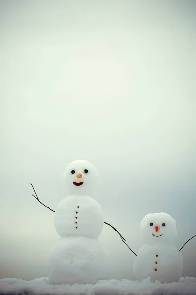 Nieuwjaar moeder of vader en kind van de sneeuw. — Stockfoto