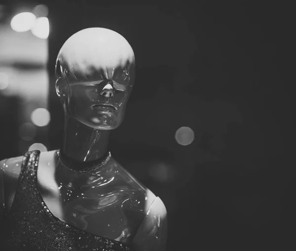 Mannequin en plastique sur fond sombre . — Photo