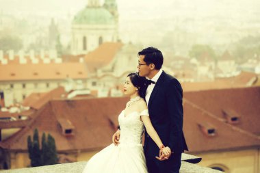 Gelin ve damat çatı üzerinde