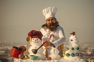 Beyaz üniformalı kepçe ile gülümseyen hipster