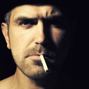 Sigara olan adam