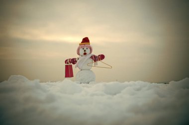 Pembe peruk, eldiven, şapka ve eşarp askısı ile kardan adam.