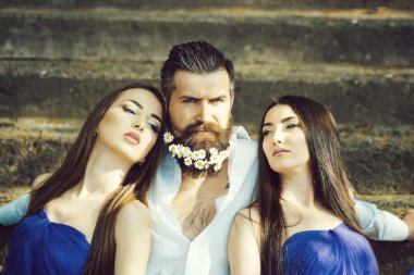 sakallı adam ve kadın merdivenlerde