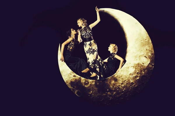 Mulheres em vestido na lua — Fotografia de Stock