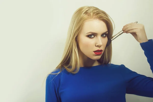 Kvinna applicera pulver på ansiktsvård med makeup borste — Stockfoto