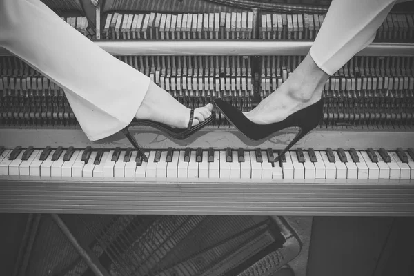 Legs on piano keyboard blue color, fashion. — Stock Photo, Image