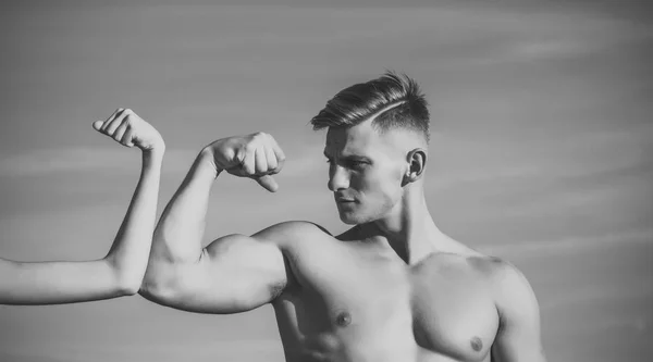 Bodybuilderin mit starkem Handbizeps, Trizepswettbewerb mit weiblicher Hand — Stockfoto