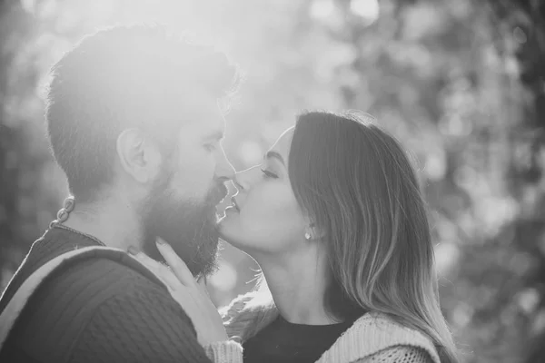 Vrouw knuffels man met baard met tederheid, close-up — Stockfoto