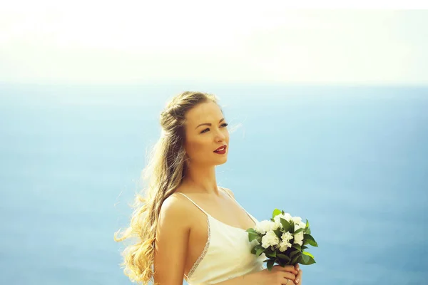 Hübsches Mädchen oder schöne Braut auf blauem Meer — Stockfoto